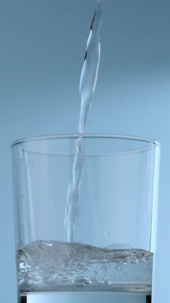 純水をガラスの中に入れる ロイヤリティフリーのストック動画