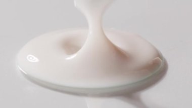 Kozmetik krem ürününün beyaz krem dokusu 