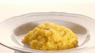 İtalyan Risotto Milano safranlı İtalyan mutfağından orijinal parmesan fişi. 