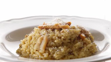İtalyan risotto ai funghi pilavı ve geleneksel mantar tarifi.