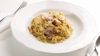 İtalyan risotto ai funghi pilavı ve geleneksel mantar tarifi.