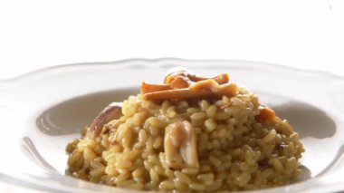 İtalyan risotto ai funghi pilavı ve geleneksel mantar tarifi.