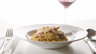 İtalyan risotto ai funghi pilavı ve geleneksel mantar tarifi.
