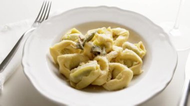 İtalyan ravioli peyniri ve ıspanak geleneksel yemek tereyağı adaçayı sosu.