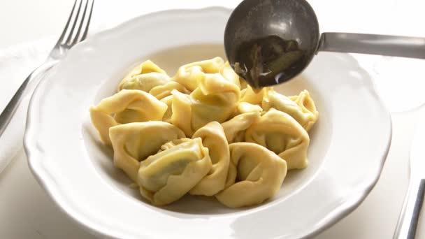 イタリアのラビオリチーズとほうれん草の伝統的な食品自家製バター セージソース — ストック動画