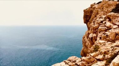 Sardunya 'nın kuzeyinde güzel, doğal ve vahşi bir sahil. 