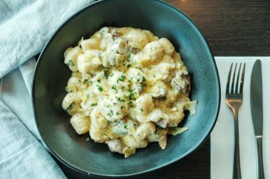 Mantarlı gnocchi, maydanoz ve krem soslu parmesan peyniri - İtalyan yemeği tarzı. 