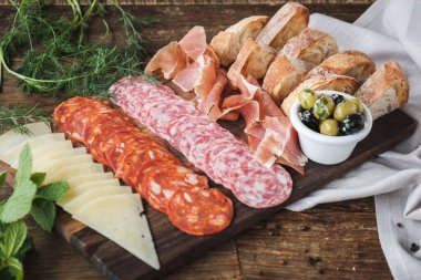 Çeşit çeşit peynir, jambon, salam, salam. 