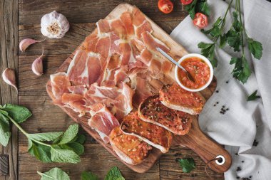 Tahta kesim tahtasında dilimlenmiş domuz jambonu, üst manzara, ahşap arka plan., 