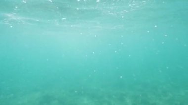 Yüzme, su altı kristal berrak turkuaz su ışık demetleri ve kabarcıkları, dinlenme, doku