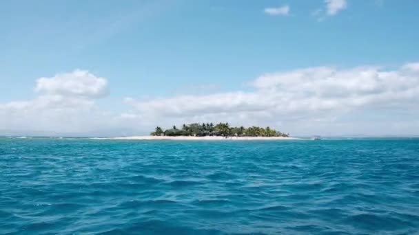 Montando Barco Direção Pequena Ilha Tropical Habitada Grupo Yasawa Fiji — Vídeo de Stock