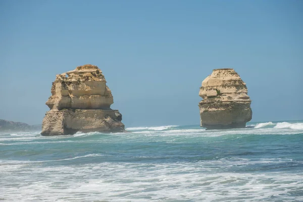 澳大利亚维多利亚 12位使徒在阳光灿烂的天气里 在大海的大路上结成了岩石 — 图库照片