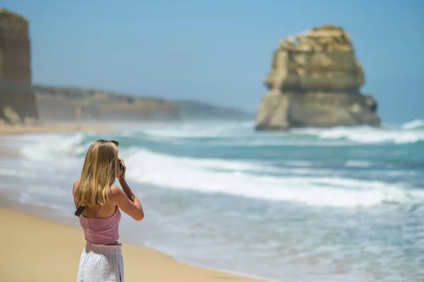 Joven Hermosa Mujer Caminando Playa Tomando Fotos Las Formaciones Rocosas —  Fotos de Stock