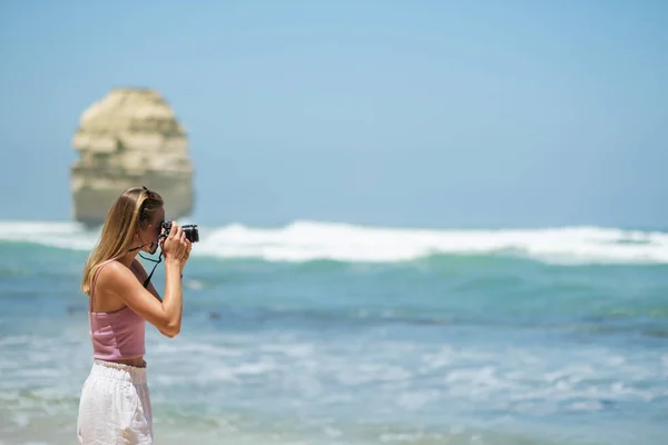 Молодая Красивая Женщина Гуляющая Пляжу Фотографирующая Скалы Двенадцати Апостолов Большой Лицензионные Стоковые Изображения