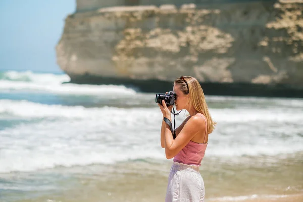 Молодая Красивая Женщина Гуляющая Пляжу Фотографирующая Скалы Двенадцати Апостолов Большой Лицензионные Стоковые Фото