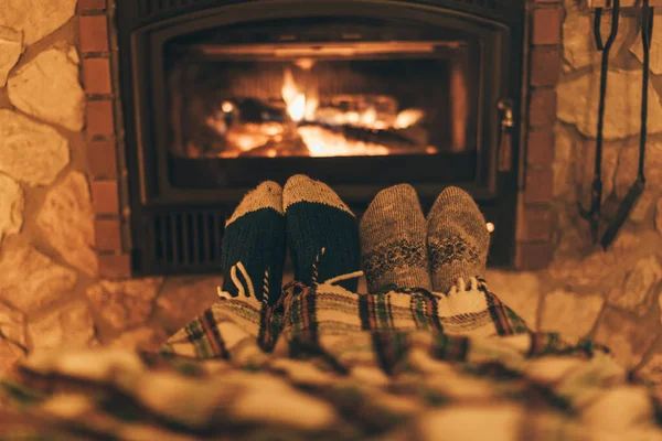 가집에서 벽난로 따뜻하고 아늑하게 휴식을 취하고 겨울은 유럽의 과같다 에너지 — 스톡 사진