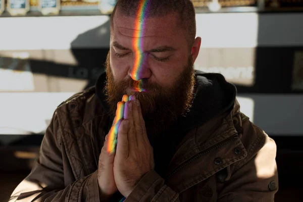Πορτρέτο Του Γενειοφόρου Άντρα Προσεύχεται Μια Λάμψη Του Φωτός Μορφή — Φωτογραφία Αρχείου