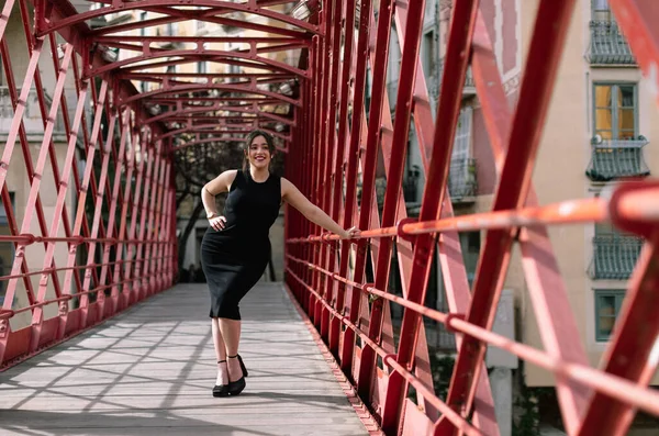 Köprüde Poz Veren Mutlu Güzel Spanyol Kadın Resmi Girona Caddesinde — Stok fotoğraf