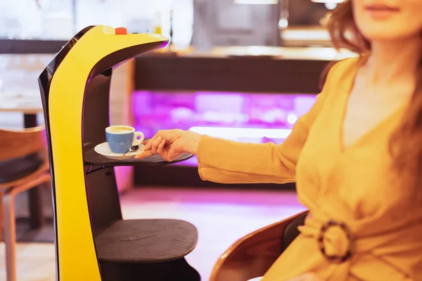 Bild Roboten Som Serverar Kaffe Till Kund Restaurang Ung Kvinna — Stockfoto