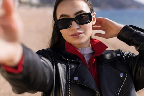 Snygg Mode Vacker Brunett Modell Bär Svarta Solglasögon Och Läderjacka — Stockfoto