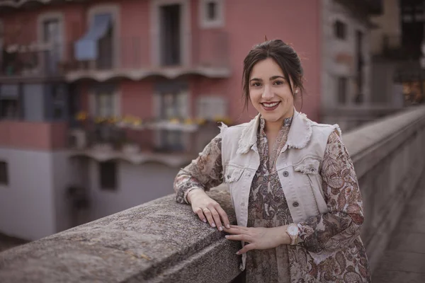 Kameraya Bakan Mutlu Güzel Spanyol Kıvrımlı Kadının Portresi Köprüde Poz — Stok fotoğraf