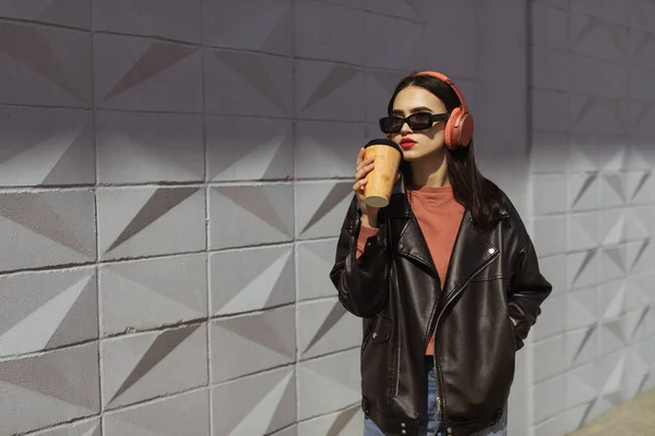 Genç Güzel Bir Kadın Elinde Bir Fincan Kahve Tutarak Gri — Stok fotoğraf