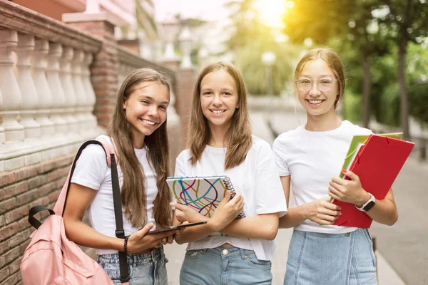 三个快乐的少女 15岁 带着书本和笔记本步行上学的肖像 返回学校 教育和增长概念 — 图库照片