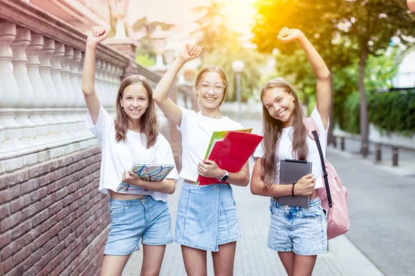 Tři Dospívající Dívky Let Chodí Školy Knihami Zápisníky Jejich Tváře — Stock fotografie