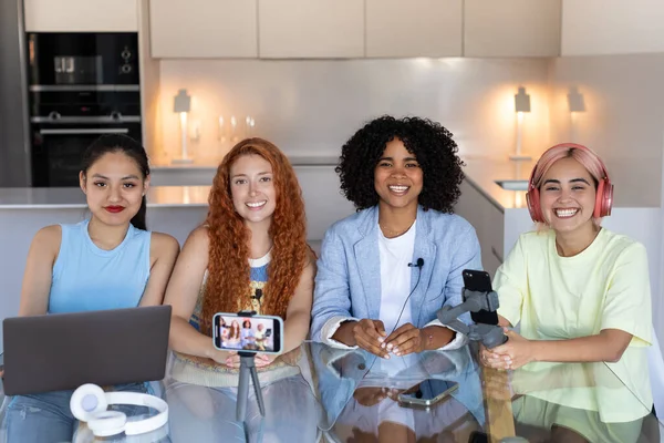 Groupe Belles Jeunes Femmes Différentes Races Travaillant Comme Blogueuses Sur — Photo