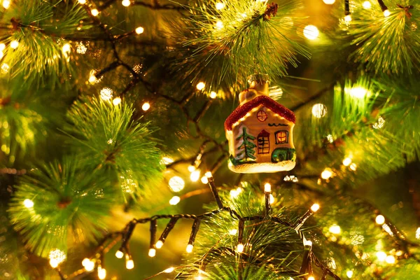 Fechar Decoração Árvore Natal Com Luzes Delicado Ornamento Natal Retratando Fotos De Bancos De Imagens
