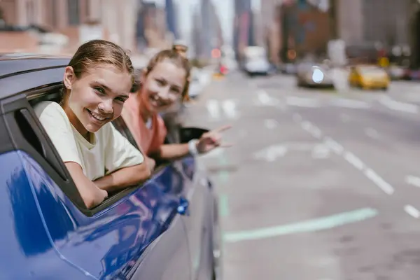 Девочки Подростки Торчащие Окна Автомобиля Свобода Отдыхать Летом Отдых Приключения Стоковое Фото
