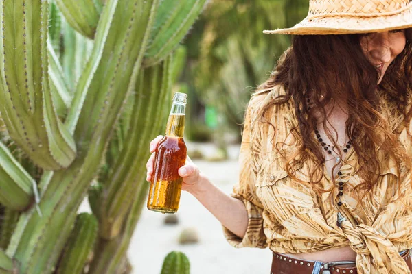 Беззаботная Девушка Наслаждается Пивом Мексиканской Пустыне Окружении Кактусов Улыбающаяся Молодая Лицензионные Стоковые Фото
