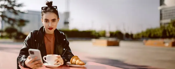 Красивая Молодая Брюнетка Сидящая Уличном Кафе Кофе Круассаном Завтракает Держит Стоковое Изображение