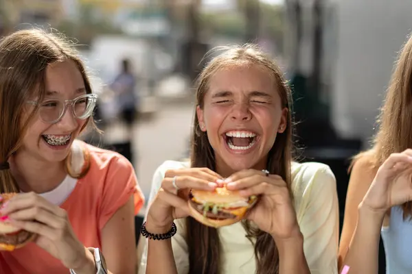 Retrato Adolescentes Alegres Sorridentes Anos Sentados Café Livre Desfrutando Hambúrgueres Fotos De Bancos De Imagens