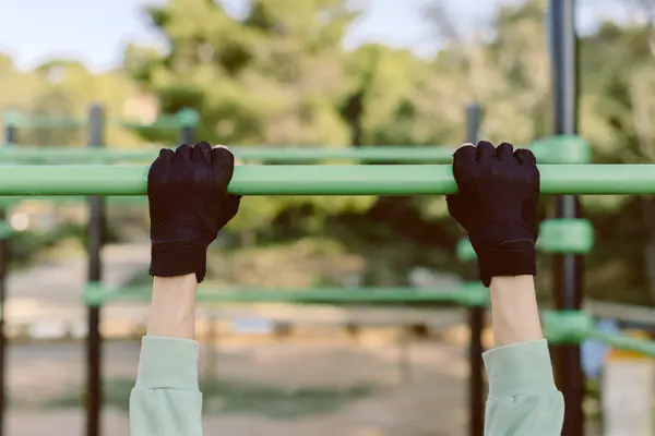 Закрыть Женские Руки Спортивных Перчатках Человек Висящий Горизонтальной Полосе Открытом Стоковое Фото