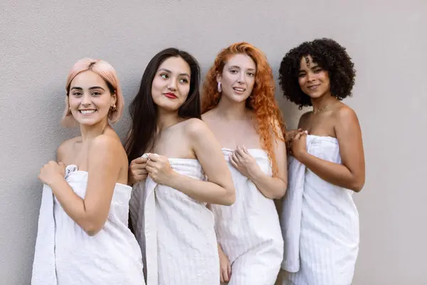 Quatro Meninas Raças Diferentes Vestidas Com Toalhas Bege Estão Contra Imagens De Bancos De Imagens
