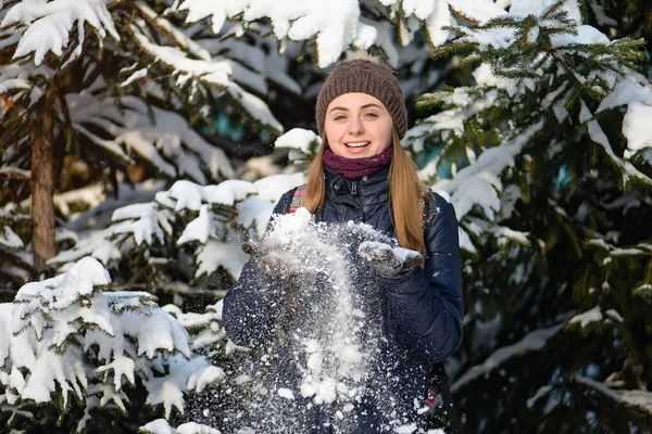 Mujer Joven Feliz Sonriendo Vomita Nieve Parque Invierno Nevado Clima —  Fotos de Stock
