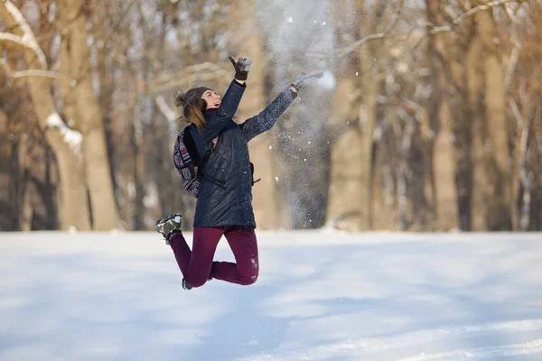 Feliz Joven Mujer Saltando Vomitando Nieve Parque Invierno Nevado Clima —  Fotos de Stock