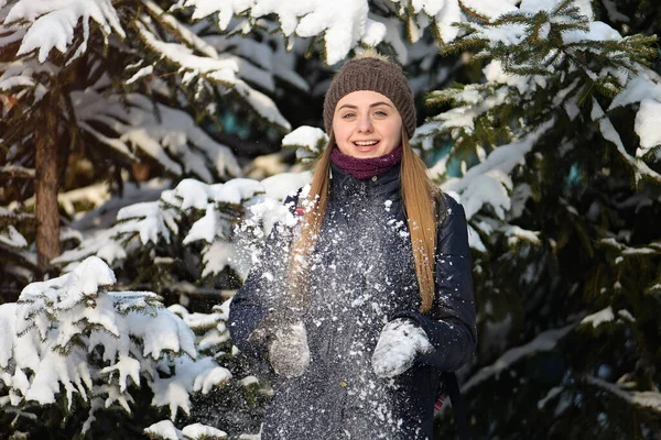 Mujer Joven Feliz Sonriendo Vomita Nieve Parque Invierno Nevado Clima —  Fotos de Stock