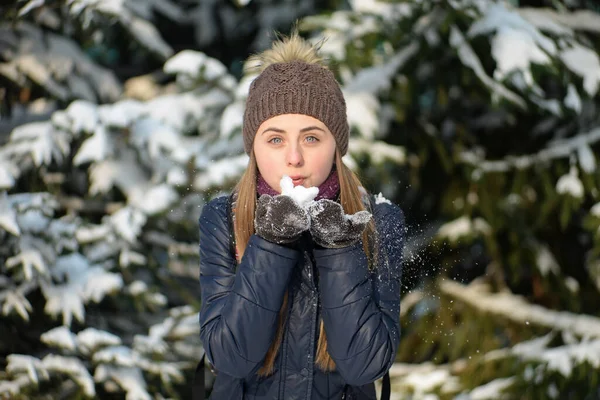 Mujer Joven Feliz Sonriendo Soplando Nieve Parque Invierno Nevado Clima —  Fotos de Stock