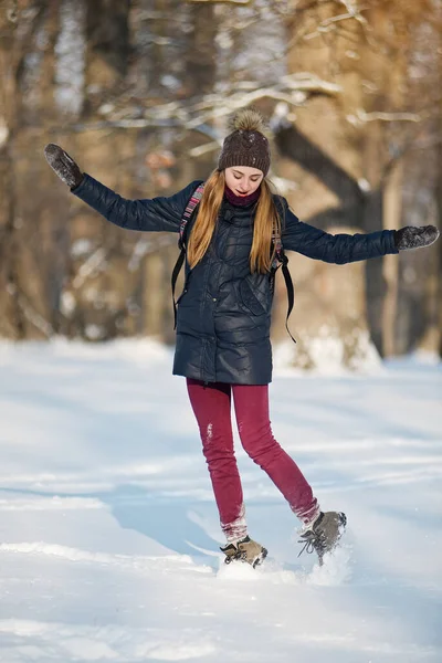 Mujer Joven Feliz Sonriendo Vomitando Nieve Parque Invierno Nevado Clima —  Fotos de Stock