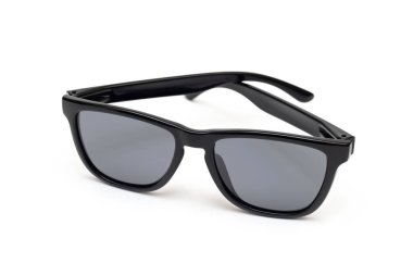 Beyaz arka planda siyah modern güneş gözlüğü