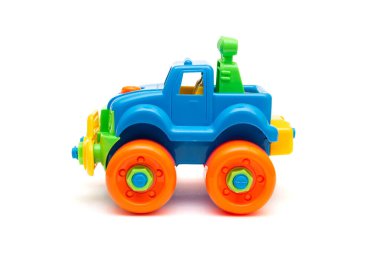 çocuk oyuncak araba beyaz zemin üzerine