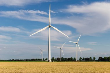 Güneşli bir günde rüzgâr jeneratörleri. alternatif enerji
