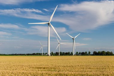 Güneşli bir günde rüzgâr jeneratörleri. alternatif enerji