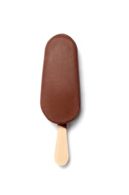 Çubukta çikolatalı dondurma, beyaz arka planda.