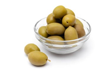 Beyaz arkaplanda yeşil zeytin