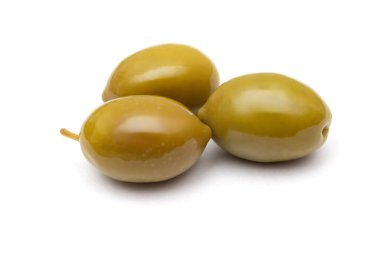 Beyaz arkaplanda yeşil zeytin