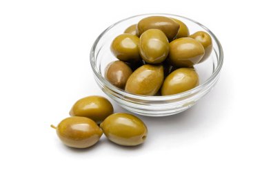 Beyaz arkaplanda yeşil zeytin