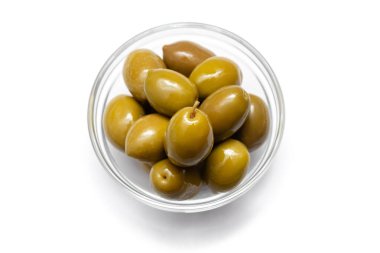 Beyaz arkaplanda yeşil zeytin